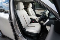 シートの仕様はグレードによって異なり、「XDエクスクルーシブモード」では表皮にナッパレザーを採用。運転席・助手席ともに10wayの電動調整機構や、シートヒーター/ベンチレーション機構が備わる。