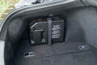 トランク容量は197リッター。非ランフラットタイヤの採用によってパンク修理キットが搭載されるようになった。