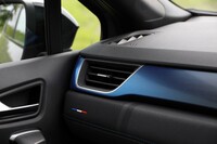 インテリアでは、各所に用いられたブルーのアクセントが特徴。ダッシュボードのパネルには、凝ったブルーのグラデーションが施されている。