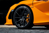 タイヤには、よりサーキット走行を重視した「ピレリPゼロ コルサ」や「Pゼロ トロフェオR」などもオプションで用意されるが、試乗車のものは標準装着のスタンダードな「Pゼロ」だった。