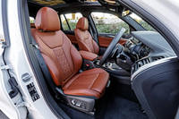 試乗車は質感の高いシート表皮である「BMW Individualエクステンド・レザー・メリノ タルトゥーフォ」をオプションで選択していた。