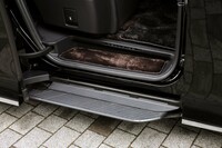 乗降をアシストする機能・装備も充実。大型のセンターピラーロングアシストグリップに加え、オプションでユニバーサルステップ(地上高220mm)も用意される。