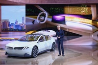 清水氏の大好きな「ビジョン ノイエクラッセ」と、エイドリアン・ファン・ホーイドンク氏。この個性的な意匠は、新型「3シリーズ」や同車ベースの電気自動車に、どこまで取り入れられるのだろうか?