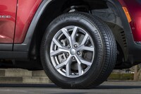 「アレンザ」のなかでもスポーティネスを追求した製品の「001」。高いドライ&ウエットグリップ性能に加え、省燃費性やロングライフ性能にも配慮したハイパフォーマンスタイヤとなっている。