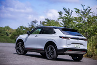 「ヴェゼルe:HEV PLaY」の外装色は、ルーフ部分をブラックもしくはシルバーとした2トーンのみの設定。今回の試乗車のボディーカラーは「プレミアムサンライトホワイトパール」と呼ばれるもので、ブラックのルーフカラーと組み合わされる。