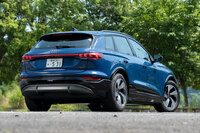 2024年3月の発表より約1年を経て、日本導入がアナウンスされた「アウディQ6 e-tron」。アウディがポルシェと共同開発したBEV専用プラットフォームをベースとした、クロスオーバーSUVだ。