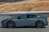 トヨタの公式サイトに見る分類はセダンとなっているが、そのサイドビューはまるでスポーツカーだ。リアドアのアウターハンドルは、隠すようにCピラーと一体化されている。