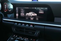 物理スイッチが整理されたため、車両の設定は基本的にポルシェ・コミュニケーション・マネジメントシステム(PCM)を介して行うこととなった。