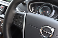 アダプティブクルーズコントロールは、全車速追従機能付き。操作スイッチはステアリングホイールの左側スポーク部に備わる。