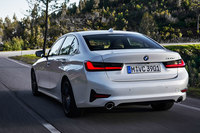 新型「3シリーズ」のリアビュー。トランクリッドまわりの造形に注目。