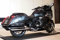 バガースタイルを特徴とする「K1600B」のリアビュー。