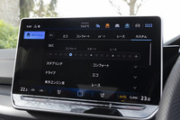 「カスタム」モードのセッティング画面。一番上段に「エコ」「コンフォート」……とモード名が並んでいるが、わずか4文字の「スポーツ」が半角カタカナになっているのはなぜだろうか。