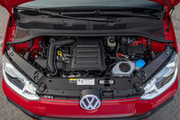 「up! GTI」は最高出力115ps、最大トルク200Nmを発生する1リッター直3ターボエンジンを搭載。排出ガス規制をクリアするため、排気系にはススなどの微粒子物質を除去するためのパーティキュレートフィルターが装備されている。
