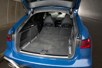 荷室の容量は565~1680リッター。フラットかつ四角形の床面が生真面目なアウディらしいところだ。