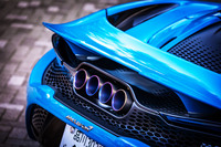 マクラーレンのロードカーに共通する、走行中のエアロダイナミクスに配慮した上方排気システムを採用。「765LTスパイダー」では、4本出しのオールチタン製スポーツエキゾーストシステムが組み込まれている。