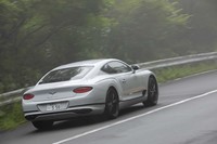 4WDの「コンチネンタルGT」だが、通常時はほぼ後輪駆動に近いトルク配分となる。必要に応じて最大38%のトルクが前輪に配分される。