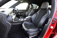 アルカンターラとレザーで仕立てられた、専用デザインのコンビシート。運転席、助手席ともに、8Wayの電動調節機構付き。