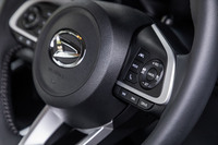 改良型「ロッキー」では、新しいステレオカメラを用いた運転支援システム「スマートアシスト」を全車に標準で装備。今回の改良で、衝突警報機能や衝突回避支援ブレーキ機能が夜間の歩行者にも対応するようになった。全車速対応ACCの操作スイッチはステアリングスポーク右側に集中配置されている。