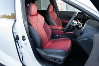ダークローズのシートカラーは“Fスポーツ パフォーマンス”専用。表皮は本革とウルトラスエードの組み合わせ。