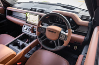 浅間山周辺のワインディングロードでオンロード試乗を行った「オクタ」のインテリア。こちらは日本仕様車で、バーントシエナ/エボニーのコンビカラーでキャビン全体がコーディネートされていた。