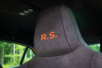 ヘッドレストには「R.S.」ロゴがステッチされている。