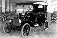 1908年に登場した「T型フォード」には、板ガラスでできたフロントウィンドウが用意されていた。