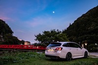 初代「レガシィ ツーリングワゴン」から乗り換えた「レヴォーグ」は、レカロシートが同車で初設定された特別仕様車「2.0STI Sport EyeSightブラックセレクション」。剛性感あふれる走りはもちろんのこと、試乗車の436万3200円(オプション含む)という価格にも、30年の時の流れを感じる。初代レガシィ ツーリングワゴンの価格は、156万4000円~という設定だった。