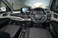 「ハイブリッドMX」(MT車)のインストゥルメントパネルまわり。新型「スイフト」で本革巻きのステアリングホイールが備わるのは「ハイブリッドMZ」のみで、ハイブリッドMXや「XG」にはウレタンステアリングが装備される。