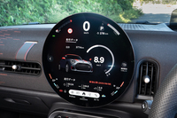 トリップや燃費情報が表示される。標識やライト、エンジン回転数などをタッチしても同様に機能する。