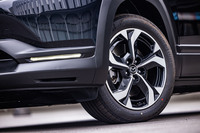 切削加工が施されたブラックメタリックの18インチホイールは「エディションR」の専用アイテム。試乗車はこれに215/55R18サイズの「ブリヂストン・トランザT005A」タイヤを組み合わせていた。