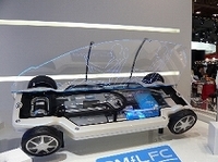 興味深い技術展示が行なわれていたのがダイハツだ。この今までとまったく異なる概念の燃料電池も、軽自動車用2気筒直噴ターボエンジンも、明るい未来を感じさせてくれた。