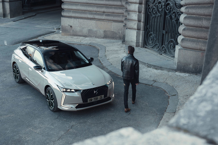 「DS 4」の発売を記念して導入される50台限定販売の特別仕様車「LA PREMIERE(ラ プルミエール)」。クリオロブラウンのナッパレザーシートやスライディングガラスルーフ、DSナイトビジョンの装備、シャイニーブラックの外装加飾などが特徴となる。