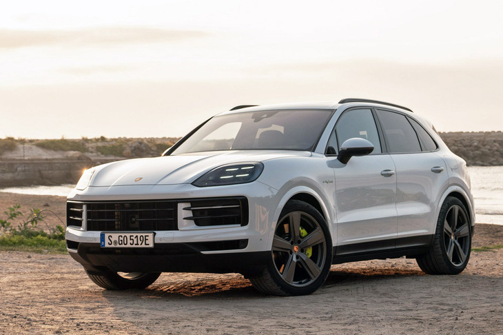 2023年4月に大幅改良モデルが導入された「カイエン」。外観では、よりアーチを強めたフェンダーや新デザインのボンネットなどにより、ワイド感がさらに強調された。