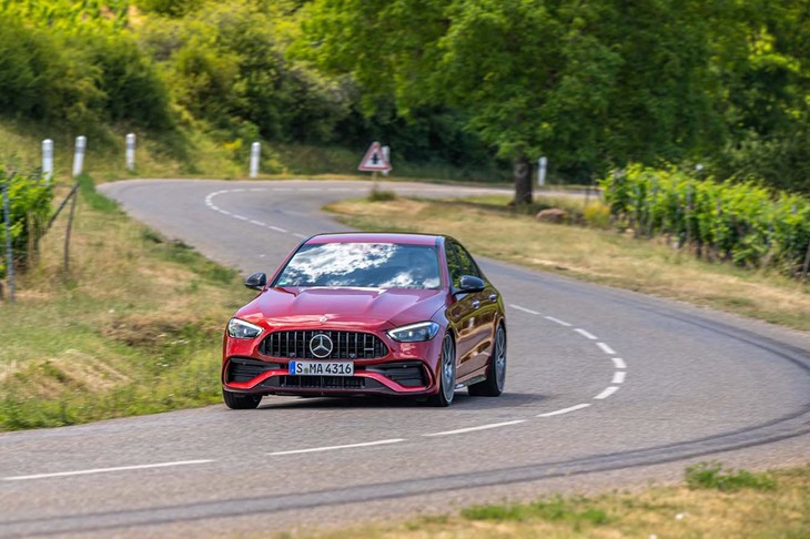触れ込みどおり、アクセルレスポンスに優れる新型「メルセデスAMG C43 4MATIC」。ワインディングロードでは、この上ないクルマとの一体感が味わえた。