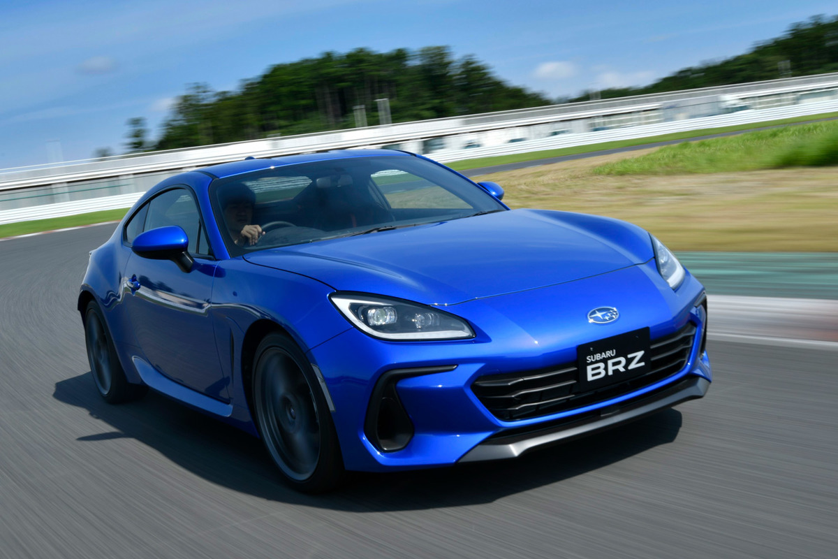 スバルが新型「スバルBRZ」を発表 2グレード構成で価格は308万円から
