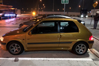 東條氏が用意してくれた「106 S16」には、フランス車専門のチューニングショップJ.ENGINEが手がけた排気システムやセンターマフラー、ビルシュタインのサスペンションなどが組み込まれていた。ボディーカラーは「ブレイズゴールド」と呼ばれる金色で、夜の辰巳PAにもよく似合っている。