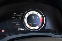 メーターパネルは他のグレードと同じく、単眼の表示デザインを用いた8インチフル液晶。エンジン回転計のレッドゾーンは“2段階”となっており、7000rpmからが淡い赤、7200rpmから先が濃い赤となっている。