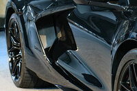 リアまわりでは、ボディーの左右両方にラジエーターが装備されたほか、こちらもめいっぱいエアインテークが大型化されている。