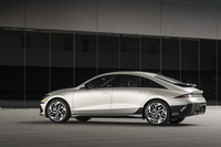 電動4ドアクーペ「アイオニック6」のボディーサイズは全長×全幅×全高=4855×1880×1495mmで、ホイールベースは2950mm。搭載バッテリーの容量が77.4kWhのモデルでは一充電走行距離が524kmと発表されている。