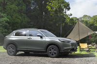 ルーフレールや専用アルミホイール、カッパーメタリック塗装のフォグランプガーニッシュなどの装備でアクティブな雰囲気を表現した「e:HEV X HuNTパッケージ」。最新型「ヴェゼル」における注目グレードだ。