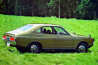 1973年に登場した初代「バイオレット」の4ドアセダン。ルーフとトランクリッドの間にほとんどノッチ(段、折り目)がないクーペ風のスタイリング。スタイリッシュではあるが、後方視界は犠牲になった。