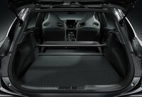 写真は、「GRカローラ」の高性能バージョン「GRカローラ モリゾウエディション」のインテリア。軽量化優先で後席が省かれている同モデルは、実用性を重んじる向きにはなかなか手が出せない。価格も715万円と高価だが……。