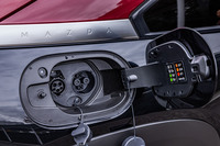 「MX-30ロータリーEV」は、普通充電のほかにCHAdeMO方式の急速充電にも対応している。充電口は右リアフェンダーに配置される。