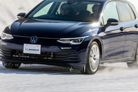 「クロスクライメート3スポーツ」を装着した「ゴルフ」の試走シーン。クロスクライメート3スポーツは、オールシーズンタイヤでありながら、スポーツタイヤに匹敵する高速安定性とハンドリング性能を備えたニューモデルと紹介される。