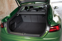 5ドアハッチバックならではの、大開口のラゲッジスペース。容量は5人乗車時で480リッターとなっている。