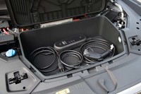 フロント収納スペースの容量は60リッター。試乗車では普通充電用ケーブルが収められていた。