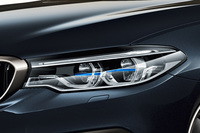 夜間走行時の安全性を向上させる「BMWレーザーライト」を搭載。