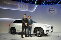 写真左がボルボ・カー・グループ デザイン部バイスプレジデントのジョナサン・ディズリー氏、右はボルボ・カー・ジャパンの木村隆之代表取締役社長。