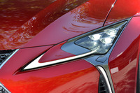 L字型に発光するLEDクリアランスランプと超小型の3連LEDヘッドランプは、「レクサスLC」の個性的なディテールのひとつ。