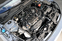 エンジンは従来型のユニットをベースに大幅な改良を加えたもので、加速時の応答性のよさや伸びやかさを重視。加速と一体感のあるサウンドも追求された。